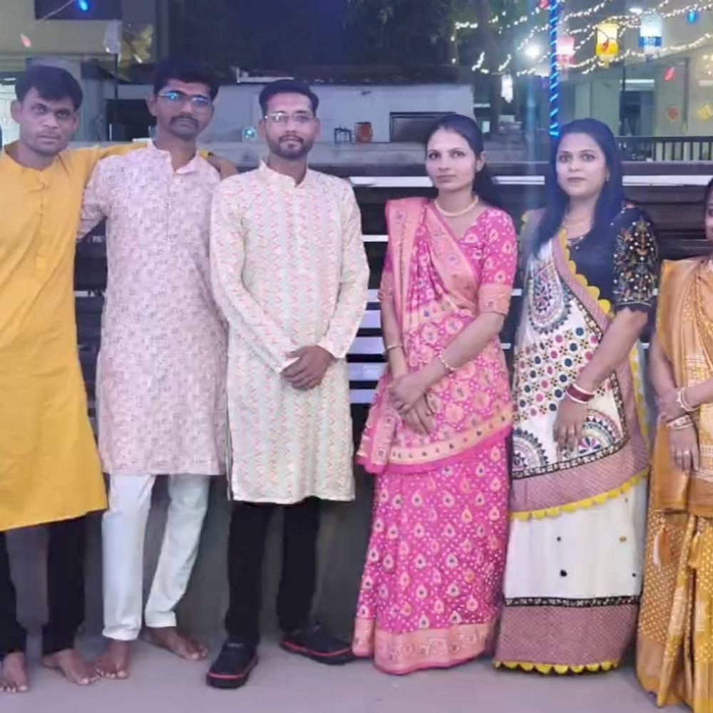 મારી સોસાયટી મારી નવરાત્રિ:અમદાવાદના નિકોલ સાર્થક હેબિટેટમાં નવરાત્રિની ઉજવણી, રહીશોએ પરંપરાગત વસ્ત્રો પહેરી ગરબે ઘૂમી માતાજીની આરાધના કરી