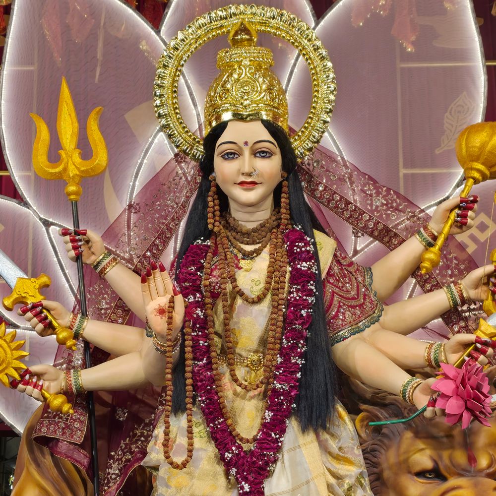 મારી સોસાયટી મારી નવરાત્રિ:ઉધના કાશીનગરમાં માઁ અંબાજીના ગરબામાં ખેલૈયાઓ ઝૂમ્યા, શ્રી માધવ ગૌશાળા અને Triple K ગ્રુપે બીજા નોરતે બ્રહ્મચારિણી સ્વરૂપનો શ્રૃંગાર કર્યો