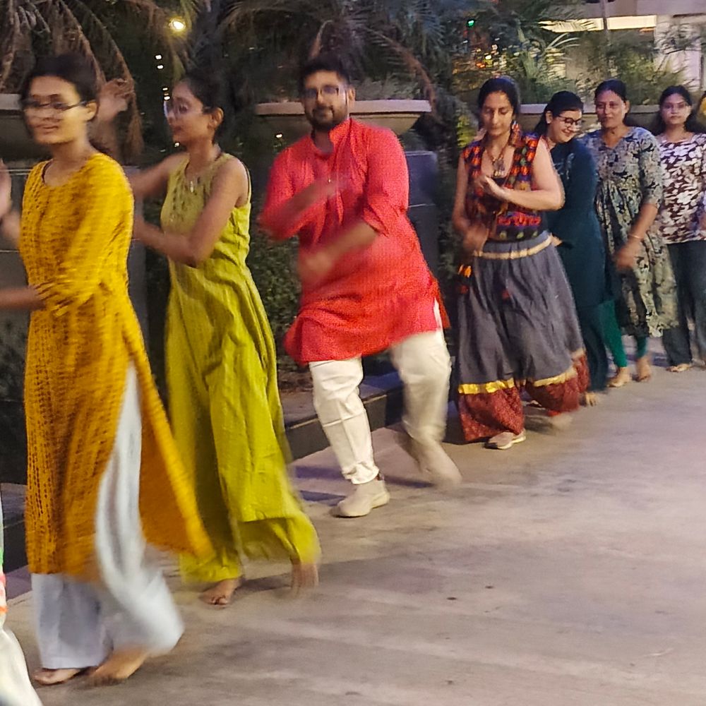 મારી સોસાયટી મારી નવરાત્રિ:મહાદેવ સ્મિત ઘોડાસરમાં નવરાત્રિના ત્રીજા દિવસે ખેલૈયાઓ ગરબે ઘૂમ્યા