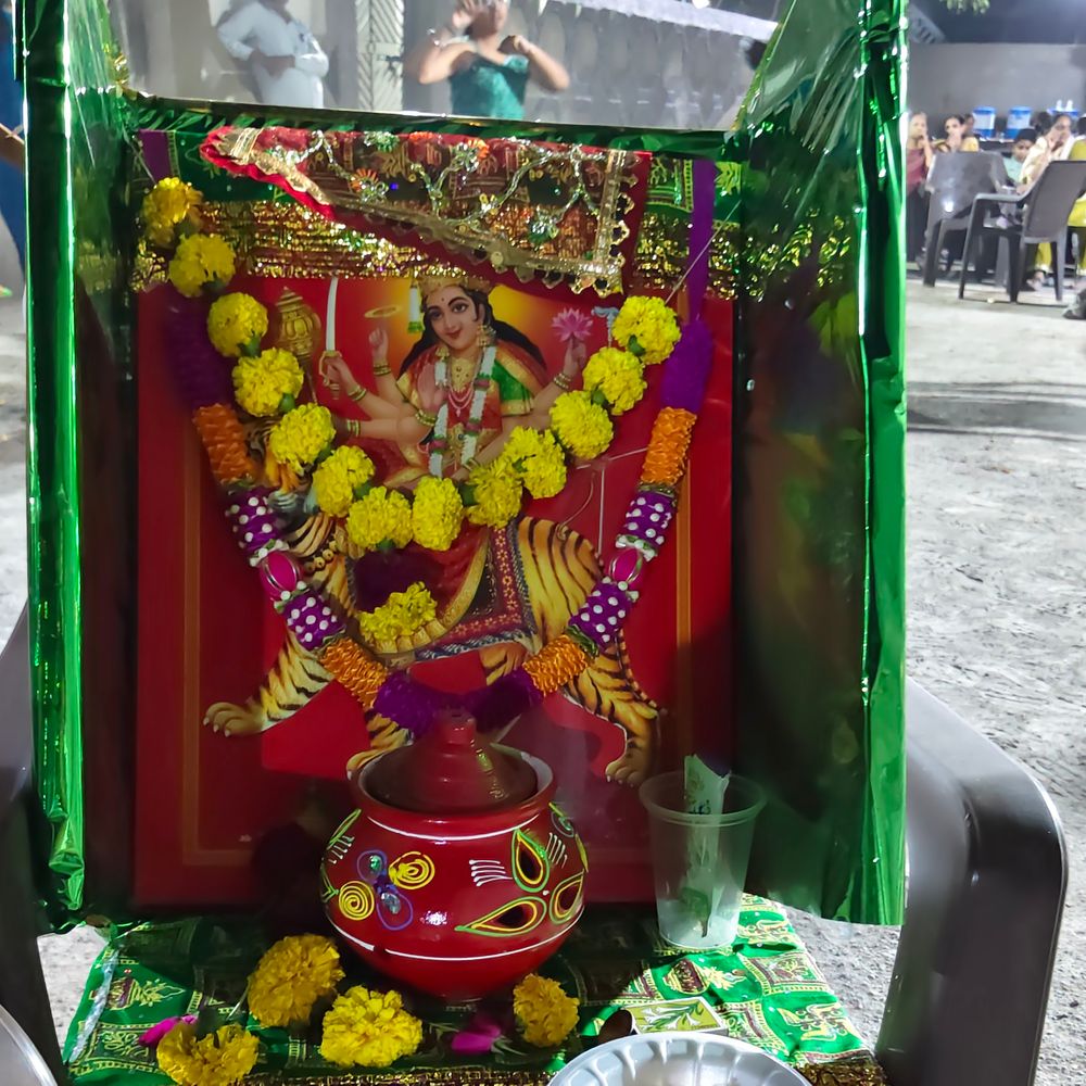 બોટાદના પાળીયાદ રોડ પર નવરાત્રી મહોત્સવ ઉજવાયો:લક્ષ્મી અને ગીરીરાજ સોસાયટી દ્વારા રાસ ગરબા, નાસ્તા અને સમૂહ ભોજનનું આયોજન કરાયું
