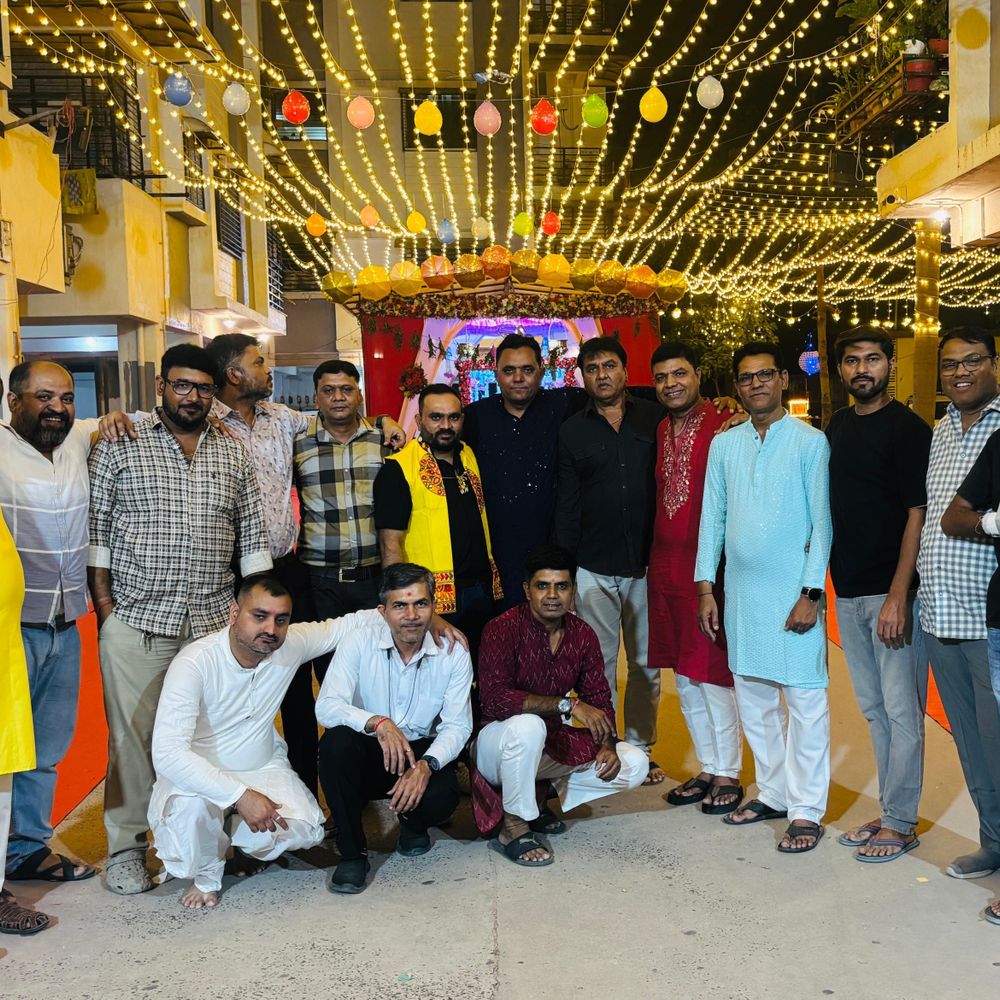 મારી સોસાયટી મારી નવરાત્રિ:કૃષ્ણમ સ્ટેટસ સોસાયટીમાં મા અંબેની આરતી ઉતારી, સભ્યોએ ગરબાની રમઝટ બોલાવી, ત્રણ તાળી અને રેલગાડી ગરબા પણ રમ્યા