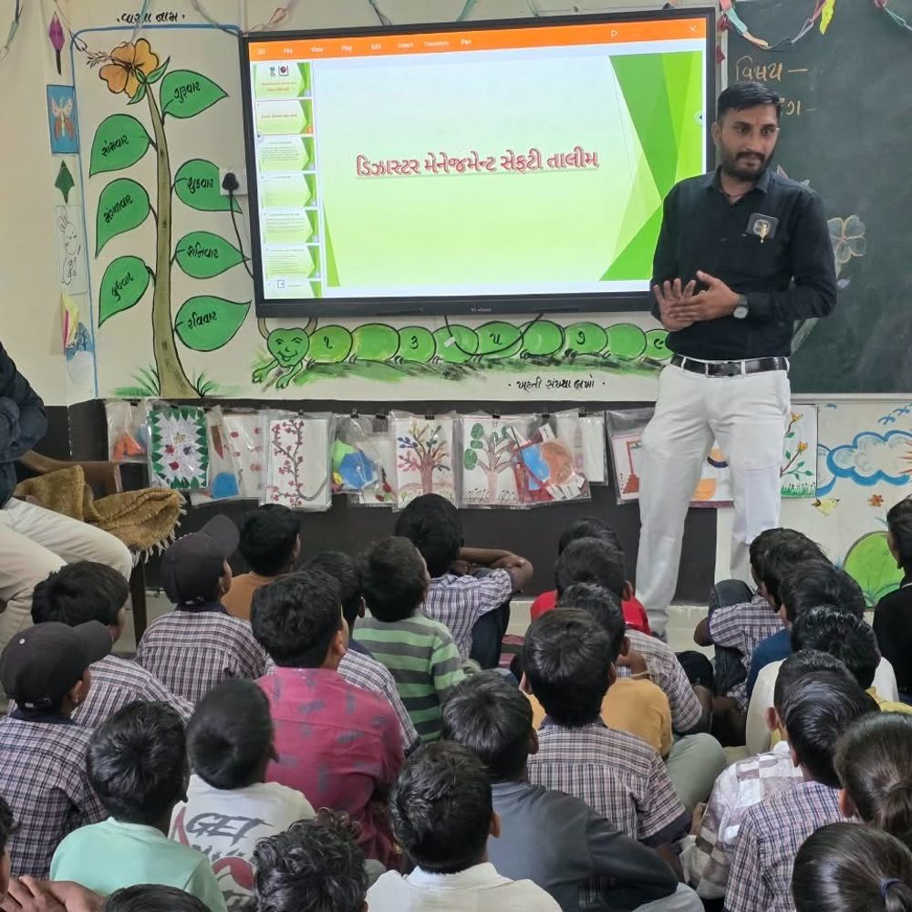 ખરોડ શાળામાં 139 વિદ્યાર્થી-શિક્ષકોને આપત્તિ વ્યવસ્થાપનની તાલીમ અપાઈ:દાહોદના અધિકારીઓની હાજરીમાં કુદરતી આફતો સામે સ્વબચાવના પાઠ શીખવાડ્યા