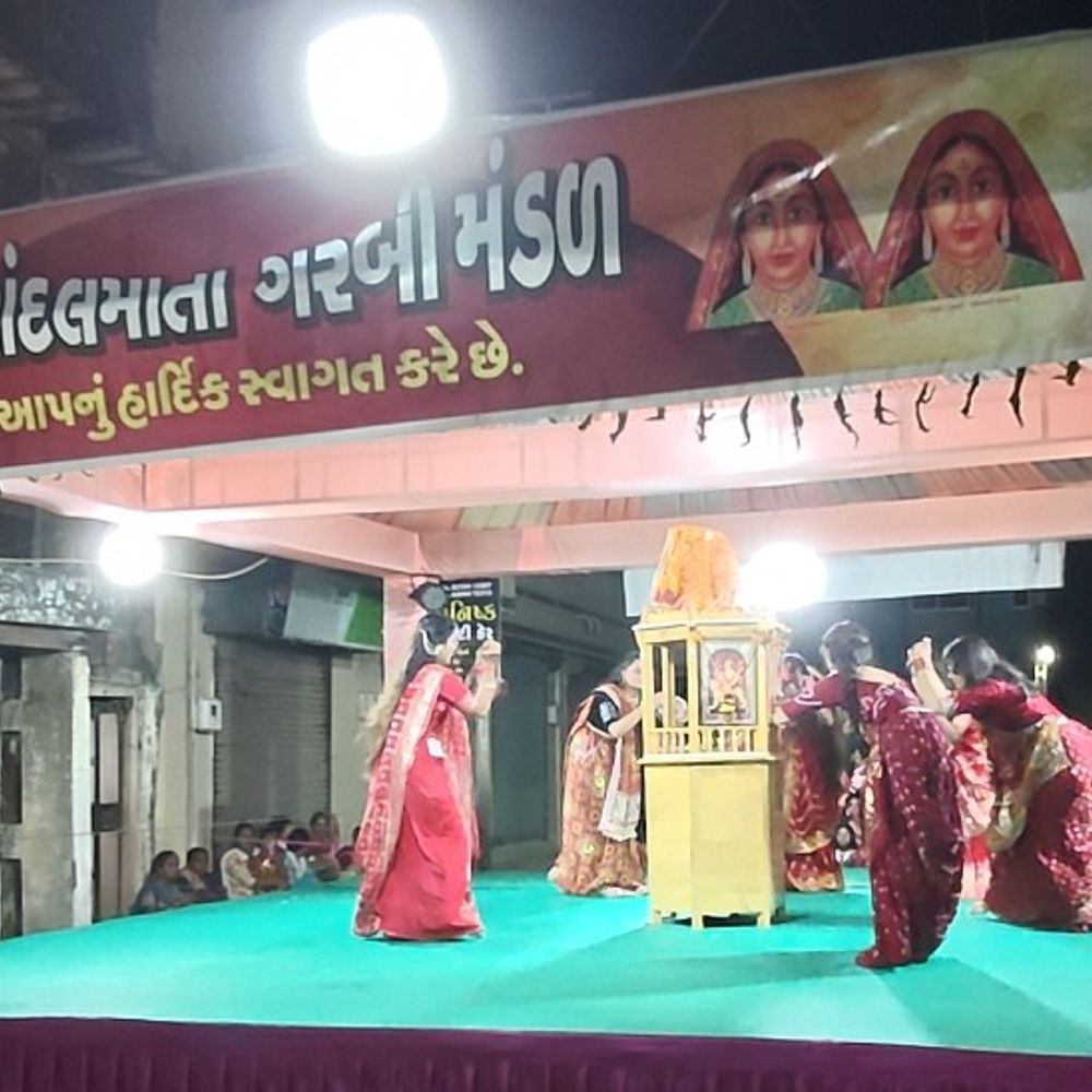 વેરાવળની રાંદલ માતા ગરબીએ 50 વર્ષ જૂની પરંપરા જાળવી:2 થી 15 વર્ષની 180 થી વધુ બાળાઓ પ્રાચીન ગરબા રમે છે, ફિલ્મી ગીતોનો ઉપયોગ નથી