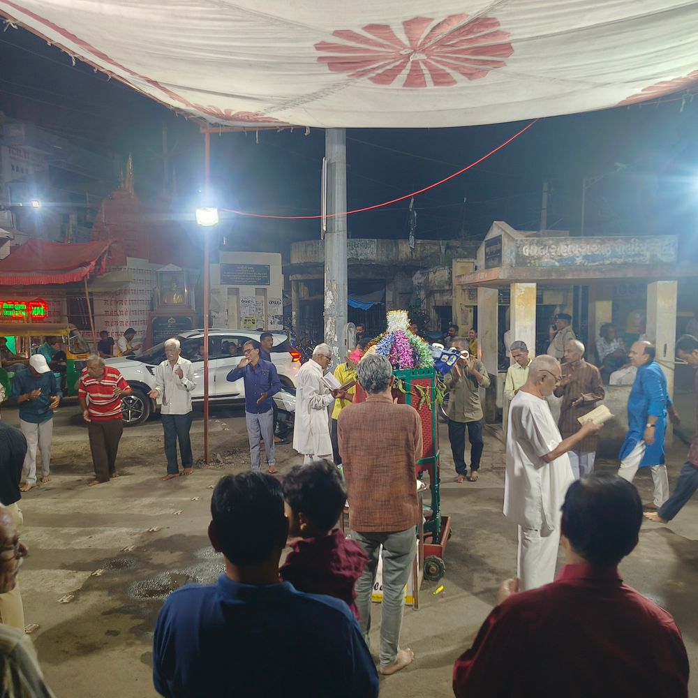 સુરેન્દ્રનગરમાં અંગ્રેજોના સમયથી પુરુષો જ ગાય છે ગરબા:150 વર્ષ જૂના મંદિરની પરીખ પરિવાર જાળવણી કરે છે, 50-60 પુરુષો વલ્લભ ભટ્ટના ગરબા ગાય છે