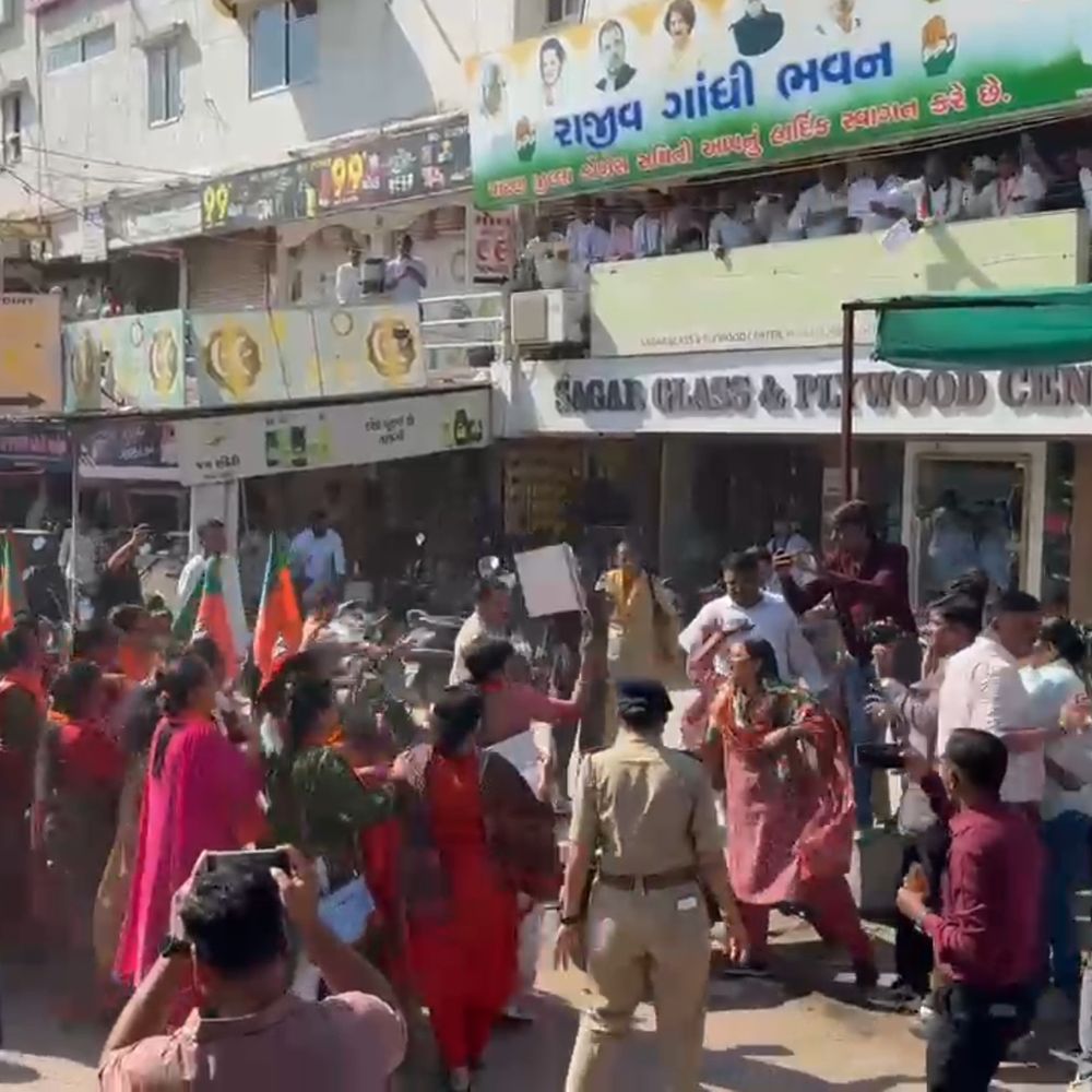 ભાજપ મહિલા મોરચાની રેલી પર શાહી ફેંકવામાં આવી:પાટણમાં કોંગ્રેસ કાર્યાલય નજીક ઘટના, 7 કાર્યકર ઈજાગ્રસ્ત; 2 મહિલા સામે ગુનો નોંધાયો