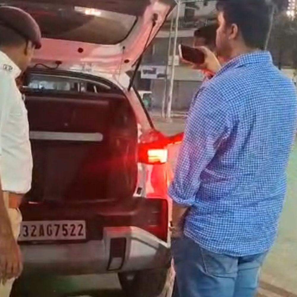 વેરાવળમાં મોડી રાત્રે વાહનચેકિંગ, નશામાં ડ્રાઇવિંગ કરનારાઓ પર નજર:બ્રેથ એનેલાઇઝરથી તપાસ કરાઈ, નવરાત્રિમાં કાયદો-વ્યવસ્થા જાળવવા સઘન કાર્યવાહી