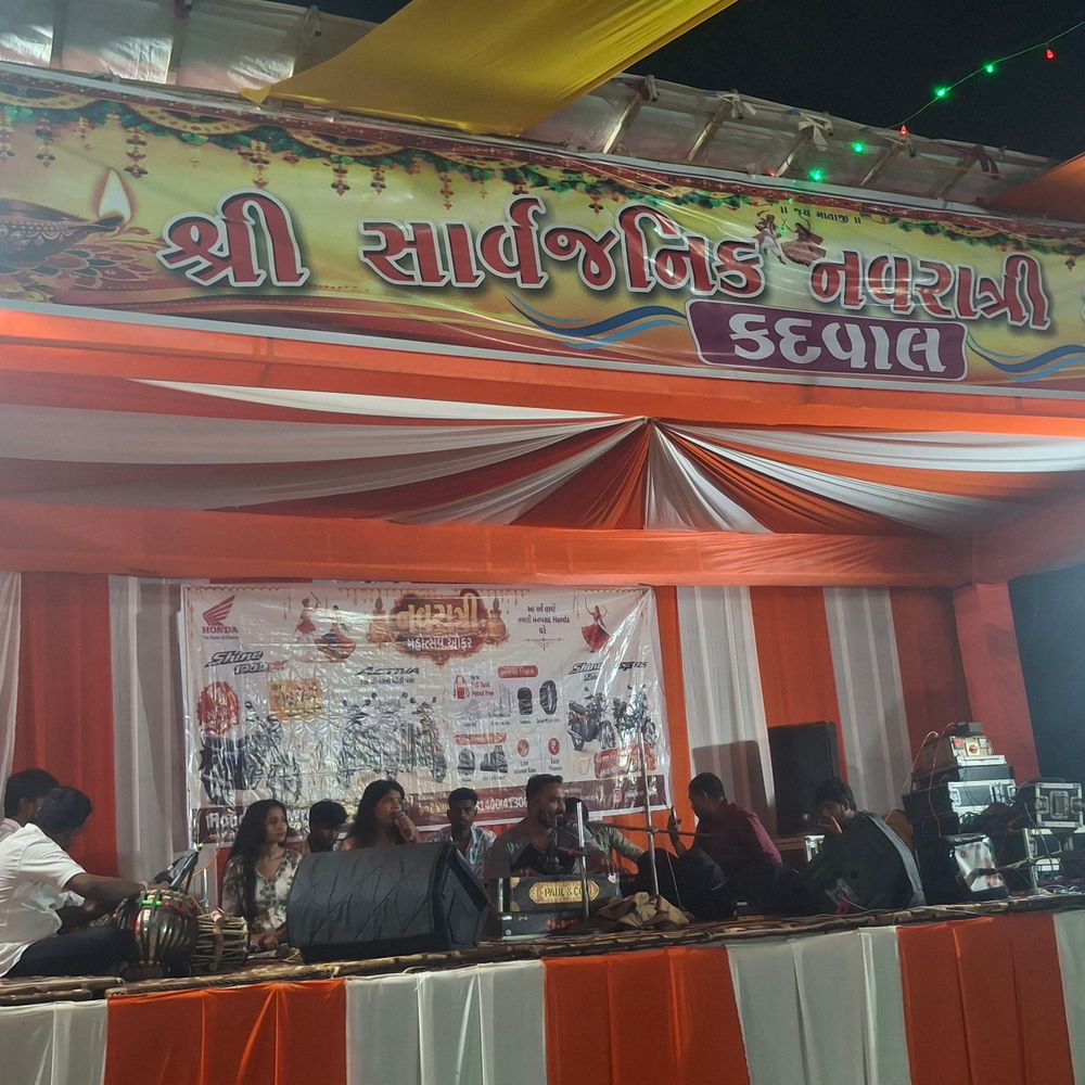 કદવાલ ગામે નવરાત્રીના બીજા દિવસે બાળાઓએ ગરબા રમ્યા:ધીમી ગતિએ શરૂઆત કરી, મોટી સંખ્યામાં લોકો જોવા ઉમટ્યા