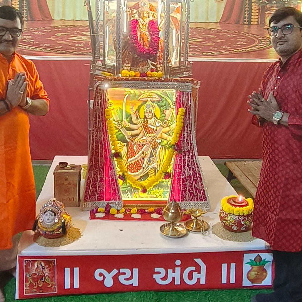 મારી સોસાયટી મારી નવરાત્રિ:બાલાજી રેસીડેન્સીમાં બીજા દિવસે પટેલ બંધુઓએ આરતી ઉતારી, ડી બ્લોકના સુરેશભાઈ અને નરેશભાઈ પટેલે પરિવાર સાથે જગદંબાની આરતી કરી