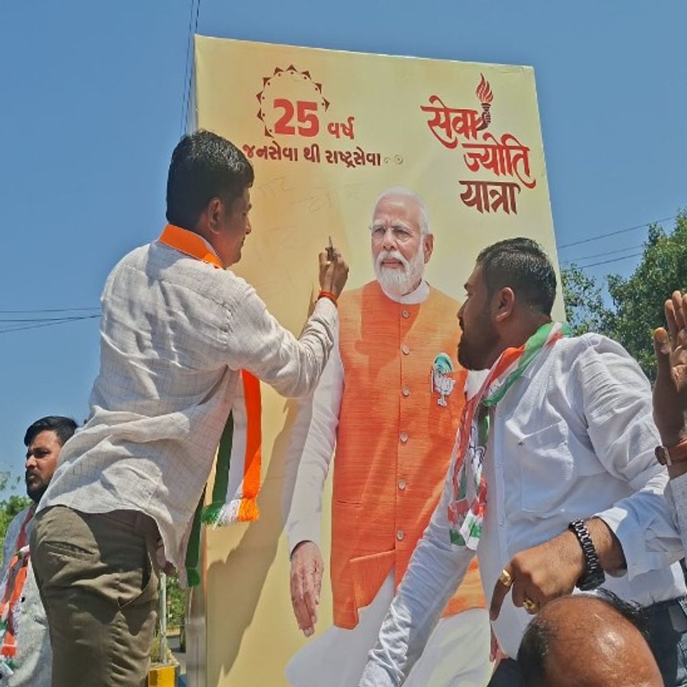 ભાવનગરમાં મીણબત્તી સર્કલ પાસે કોંગ્રેસનું વિરોધ પ્રદર્શન:વડાપ્રધાનના પોસ્ટર પર 'વોટ ચોર' લખી પ્રદર્શિત કરાયો આક્રોશ, પોલીસ અને કાર્યકરો વચ્ચે ઘર્ષણ
