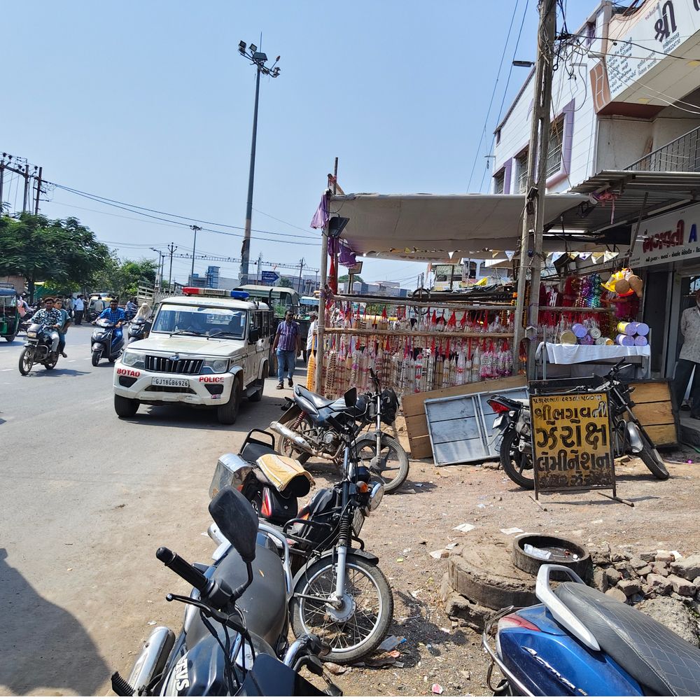 બોટાદ નગરપાલિકાએ નાગલપર દરવાજા પાસે દબાણો હટાવ્યા:જ્યોતિગ્રામ સર્કલ સહિતના વિસ્તારોમાં દંડ ફટકારી કાર્યવાહી કરાઈ