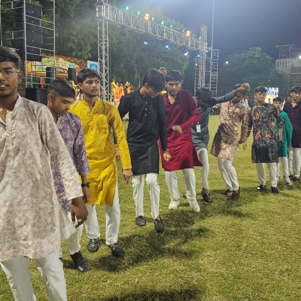કડી સર્વવિદ્યાલય કેમ્પસમાં ચોથા નોરતે 2000થી વધુ વિદ્યાર્થીઓ ગરબે ઝૂમ્યા:‘સર્વોત્સવ 2026’ નવરાત્રિ મહોત્સવ પરંપરાથી સમગ્ર કેમ્પસ નવરાત્રિના રંગે રંગાયું