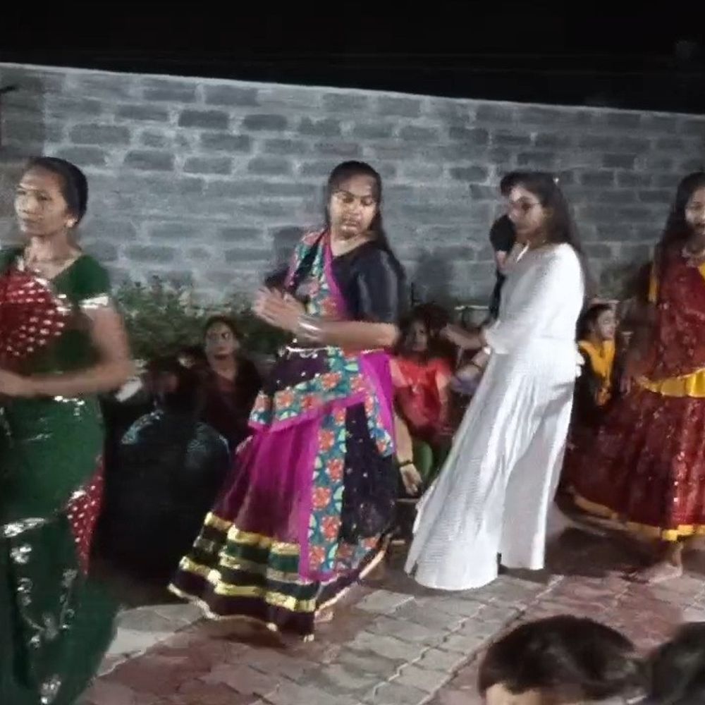 75 વર્ષ જૂની ગરબાની પરંપરા બોટાદમાં જીવંત:લીમડા ચોકના ખોડિયાર માતાજીના મંદિરે અખંડ દીવાની જ્યોત વચ્ચે પ્રાચીન ગરબાની આરાધના