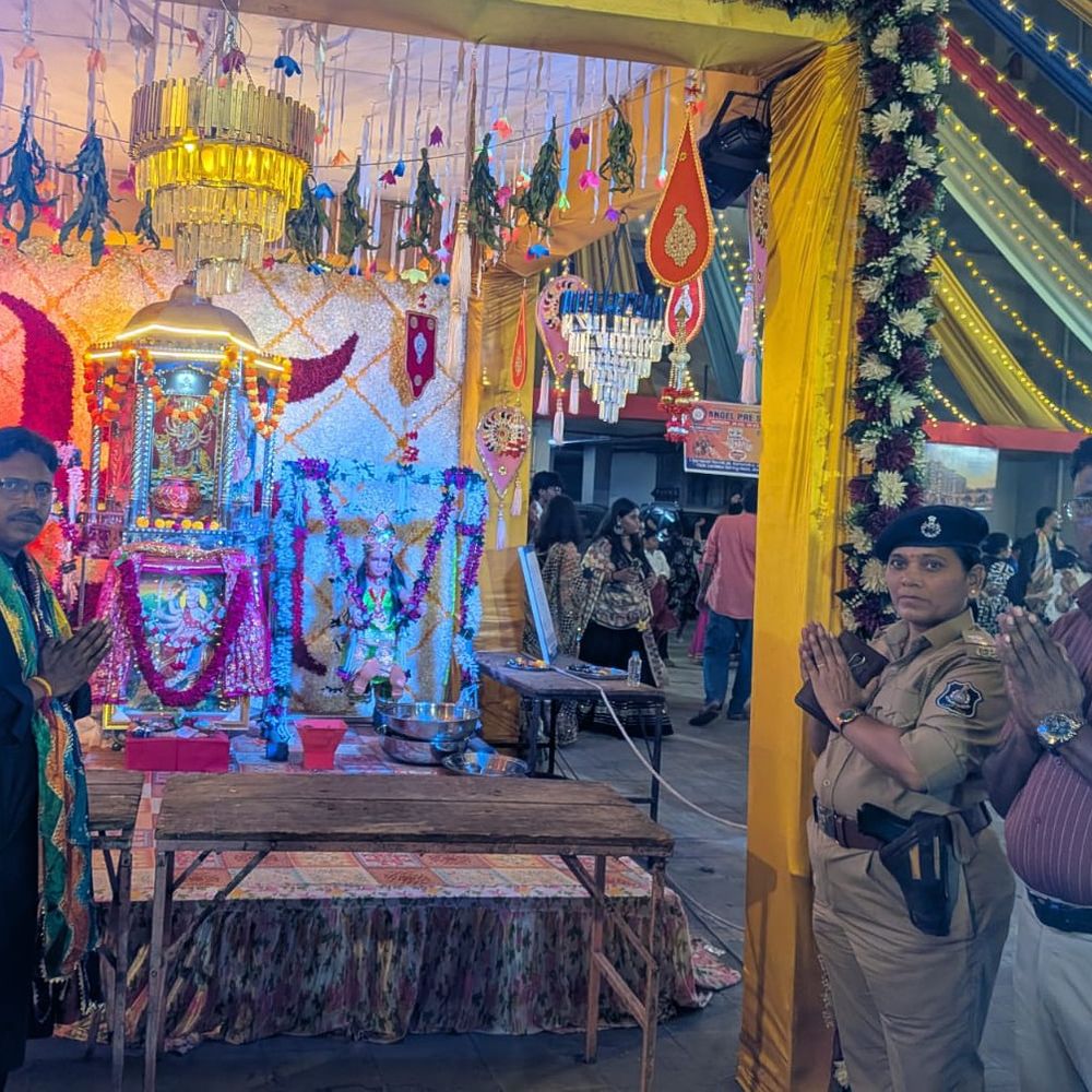 મારી સોસાયટી મારી નવરાત્રિ:PSI મેડમ અને સી ટીમની ઓમ શાંતિ ગોલ્ડ પ્લસની મુલાકાત, નવરાત્રીના ત્રીજા દિવસે ખેલૈયાઓ સાથે ગરબે ઘૂમ્યા, બાળકો સાથે મજા કરી
