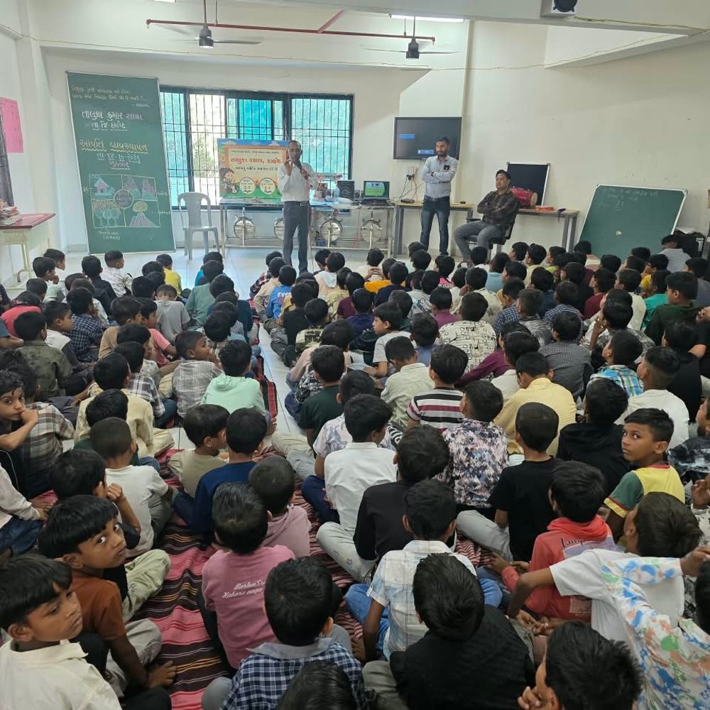 દાહોદની કુમાર શાળામાં ડિઝાસ્ટર મેનેજમેન્ટ તાલીમ યોજાઈ:કુદરતી-માનવસર્જિત આપત્તિમાં બચાવ શીખવવા 360 વિદ્યાર્થીઓ સહિત 371 લોકો જોડાયા