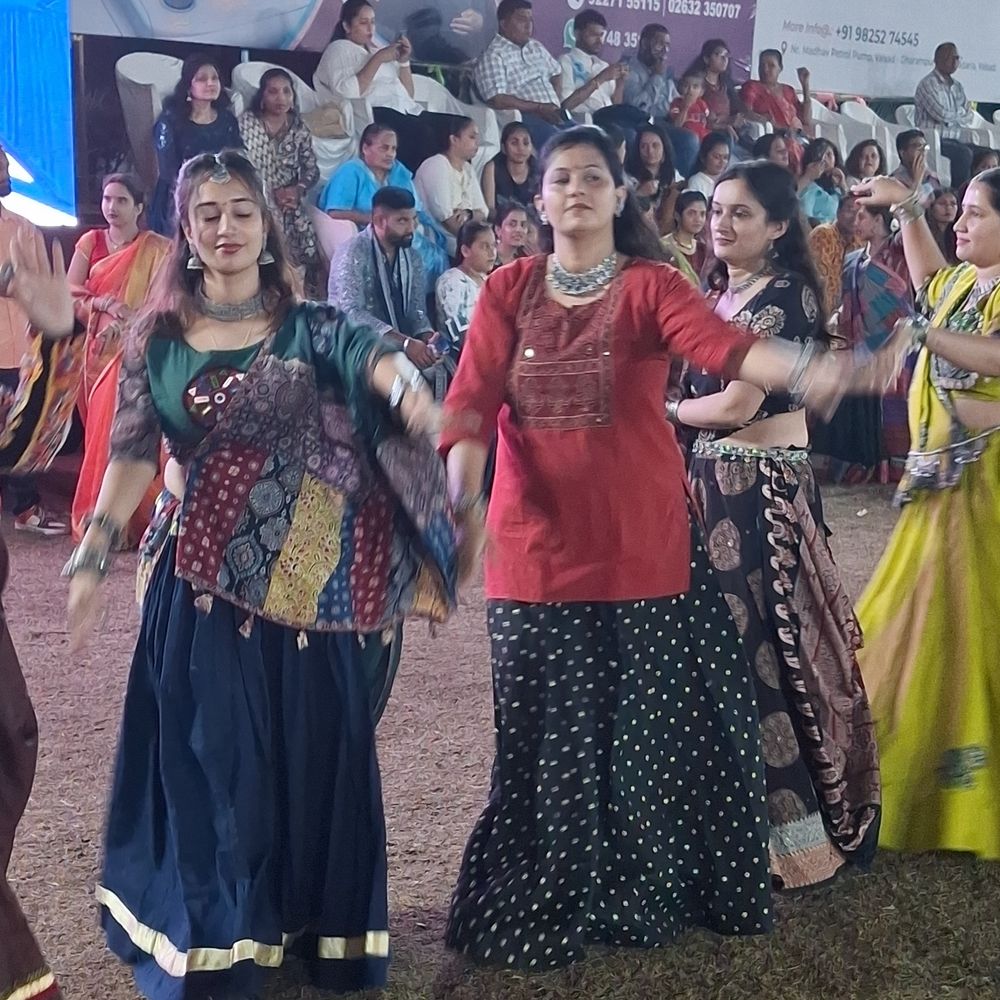 વલસાડમાં નવરાત્રીના ત્રીજા દિવસે ગરબાની ધૂમ:શહેરના ચાર ગ્રાઉન્ડમાં ખેલૈયાઓ પરંપરાગત ગરબાના તાલે મન મૂકીને ઝૂમ્યા