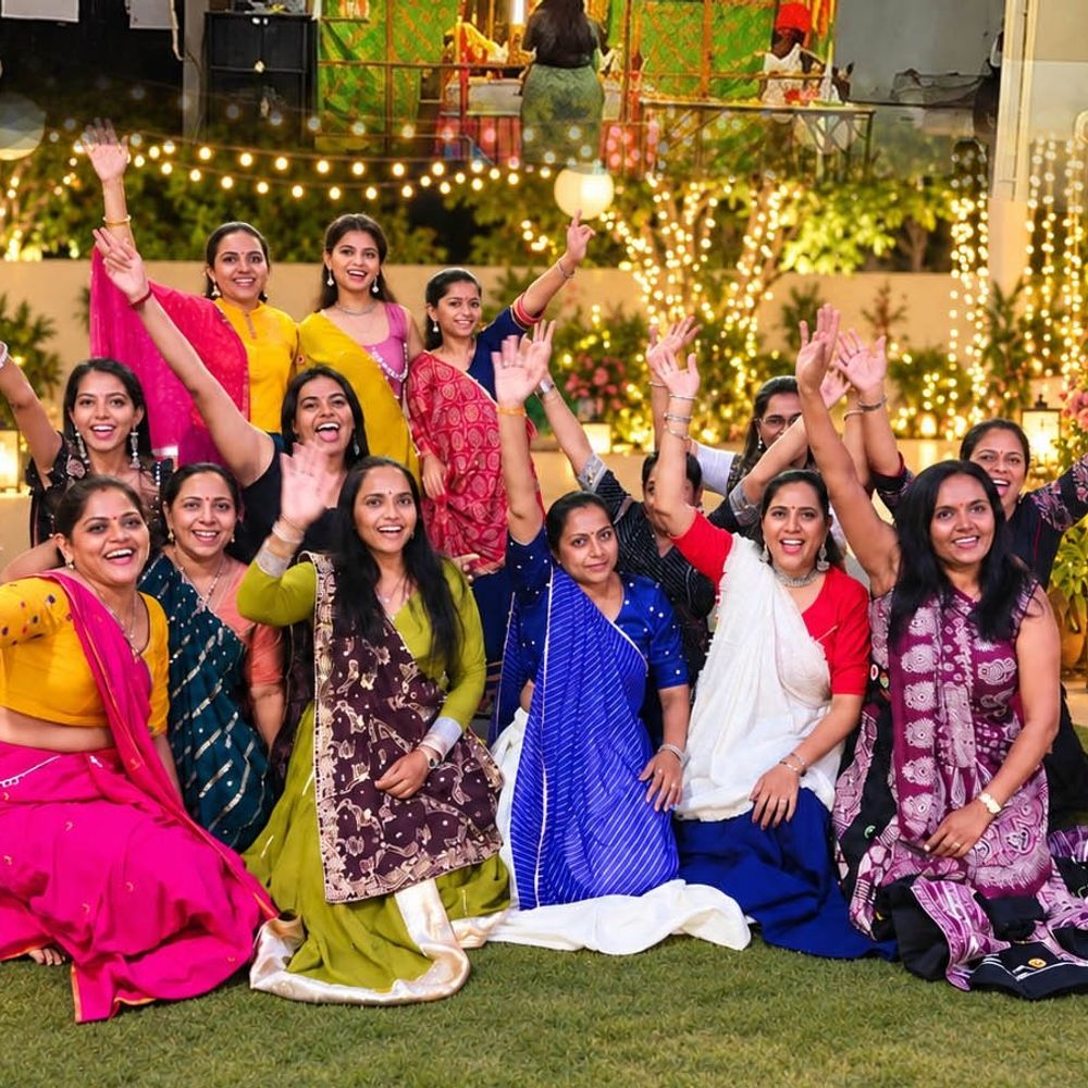 મારી સોસાયટી મારી નવરાત્રિ:દેવ હોમ સોસાયટીમાં નવરાત્રિની ધૂમ, સંયુક્ત પરિવારની જેમ આરતી, ગરબા અને સાંસ્કૃતિક કાર્યક્રમોનું આયોજન