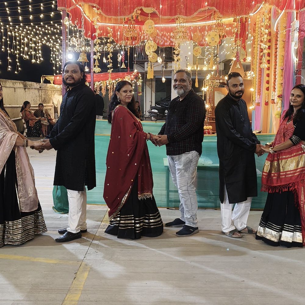 મારી સોસાયટી મારી નવરાત્રિ:ત્રીજા નોરતે ખેલૈયાઓએ ન્યુ રાણીપની નારાયણી હિલ્સ સોસાયટીમાં ગરબાની રમઝટ બોલાવી