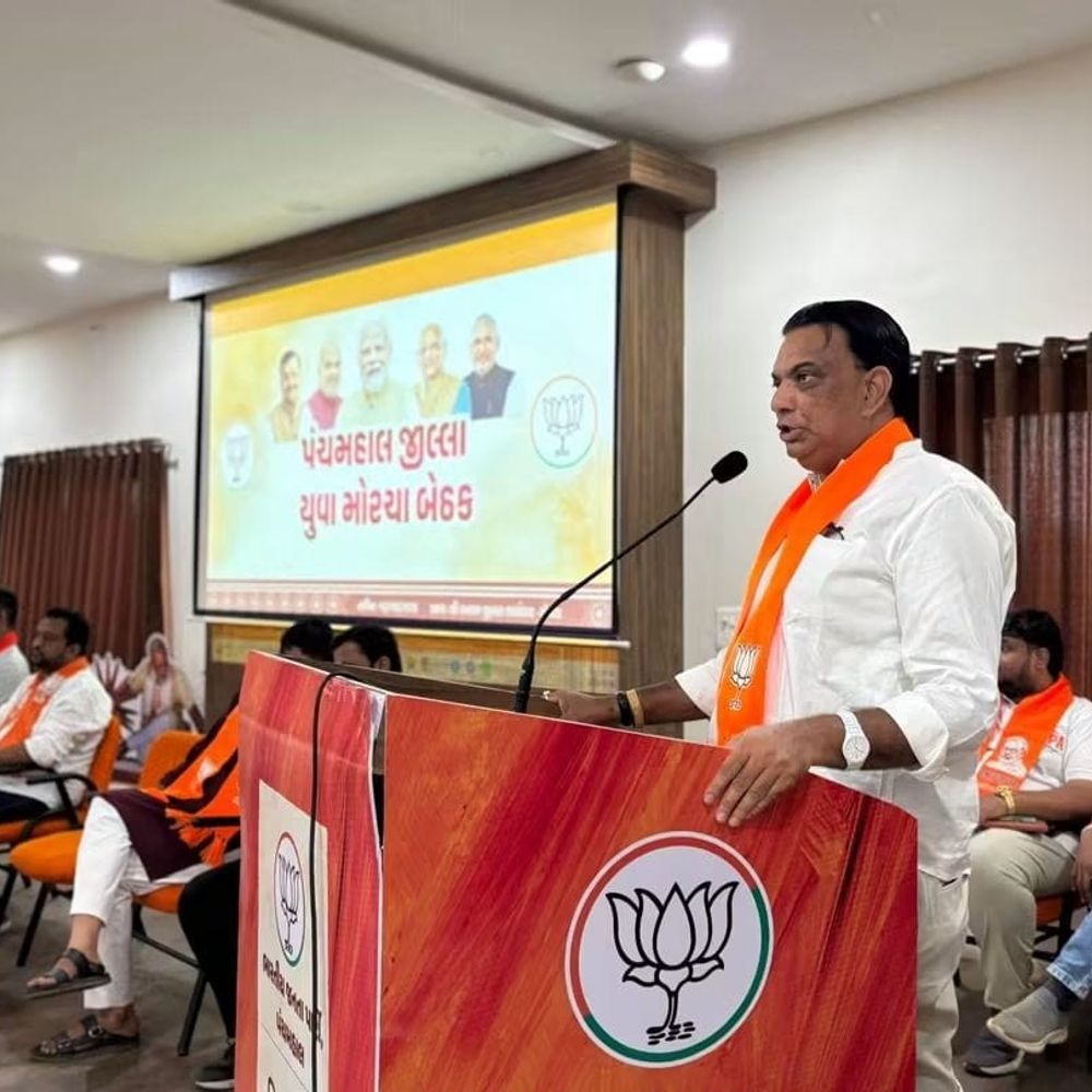 પંચમહાલ ભાજપ કાર્યાલય ખાતે મહત્વની બેઠક યોજાઈ:જિલ્લા પ્રમુખ મયંક દેસાઈએ યુવાનોને આપ્યું માર્ગદર્શન;પંચમહાલ યુવા મોરચાના સંગઠનને મજબૂત કરવા આહવાન
