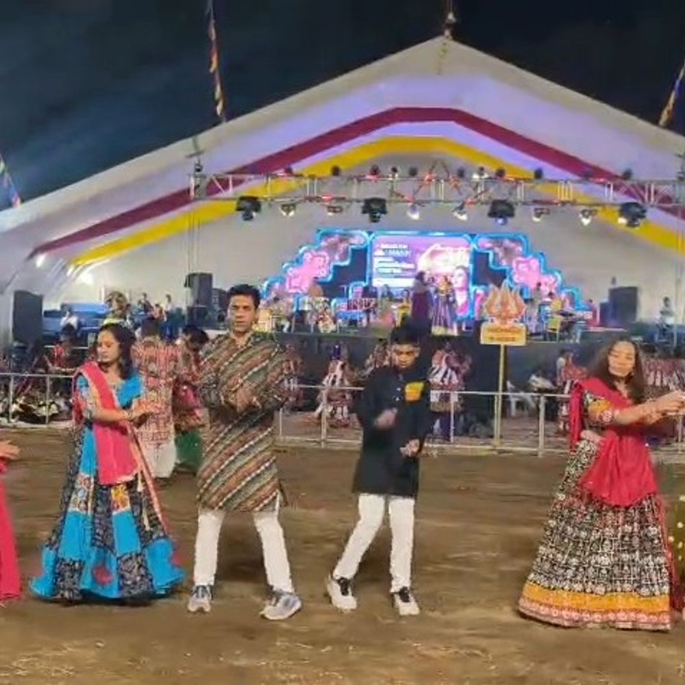 ભરૂચમાં રિધમ ગ્રુપના નવરાત્રી મહોત્સવમાં ગરબાની રમઝટ:માં વૃંદના સુમધુર સ્વરોના તાલે ખેલૈયાઓ ઝૂમ્યા, મા અંબાની આરાધના કરી