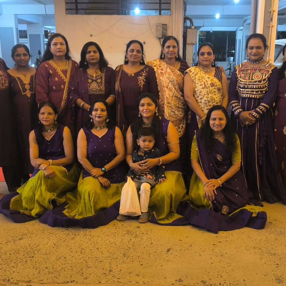 મારી સોસાયટી મારી નવરાત્રિ:કૃષ્ણમ સ્ટેટસ ન્યુ રાણીપમાં નવરાત્રીમાં પર્પલ કલર ડે ઉજવાયો, સભ્યોએ પર્પલ કપડાં પહેરી ગરબા, હુલડું, રેલગાડી અને રાસ રમ્યા