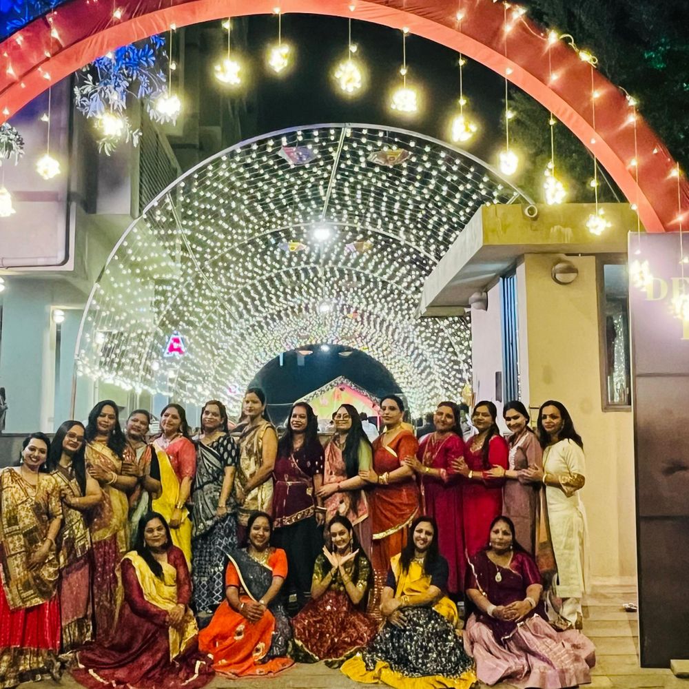 મારી સોસાયટી મારી નવરાત્રિ:દેવ પ્રયાગ સોસાયટીની મહિલાઓનો ટ્રેડિશનલ આઉટફિટમાં પાવરફૂલ લૂક, મોટેરામાં ગરબાની મોજ, સ્પેશિયલ ડોમ સ્ટાઈલ ડેકોરેશનથી ખેલૈયા ખુશ