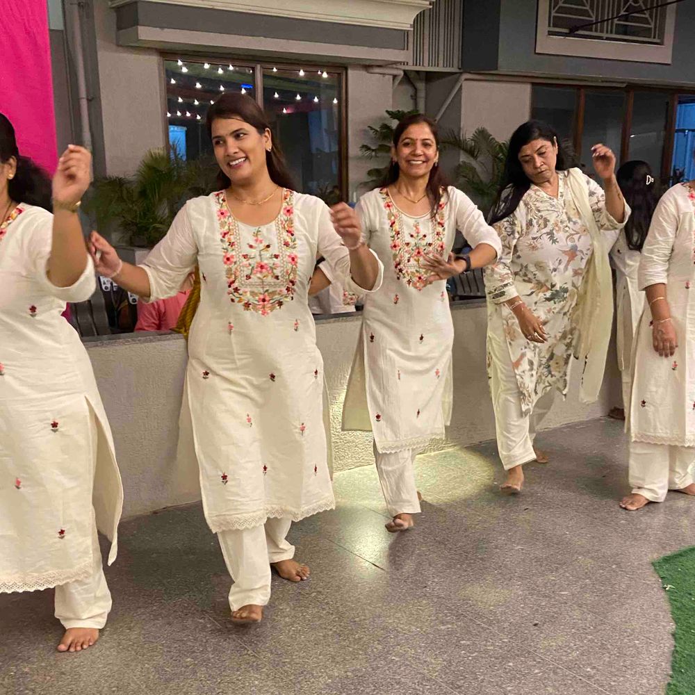 મારી સોસાયટી મારી નવરાત્રિ:સાયન્સ સિટીમાં આવેલી પામ ગ્લોરી 4માં ચોથા નોરતે વ્હાઇટ પરિંદે થીમ પર તમામ સભ્યો ગરબે ઘુમ્યા