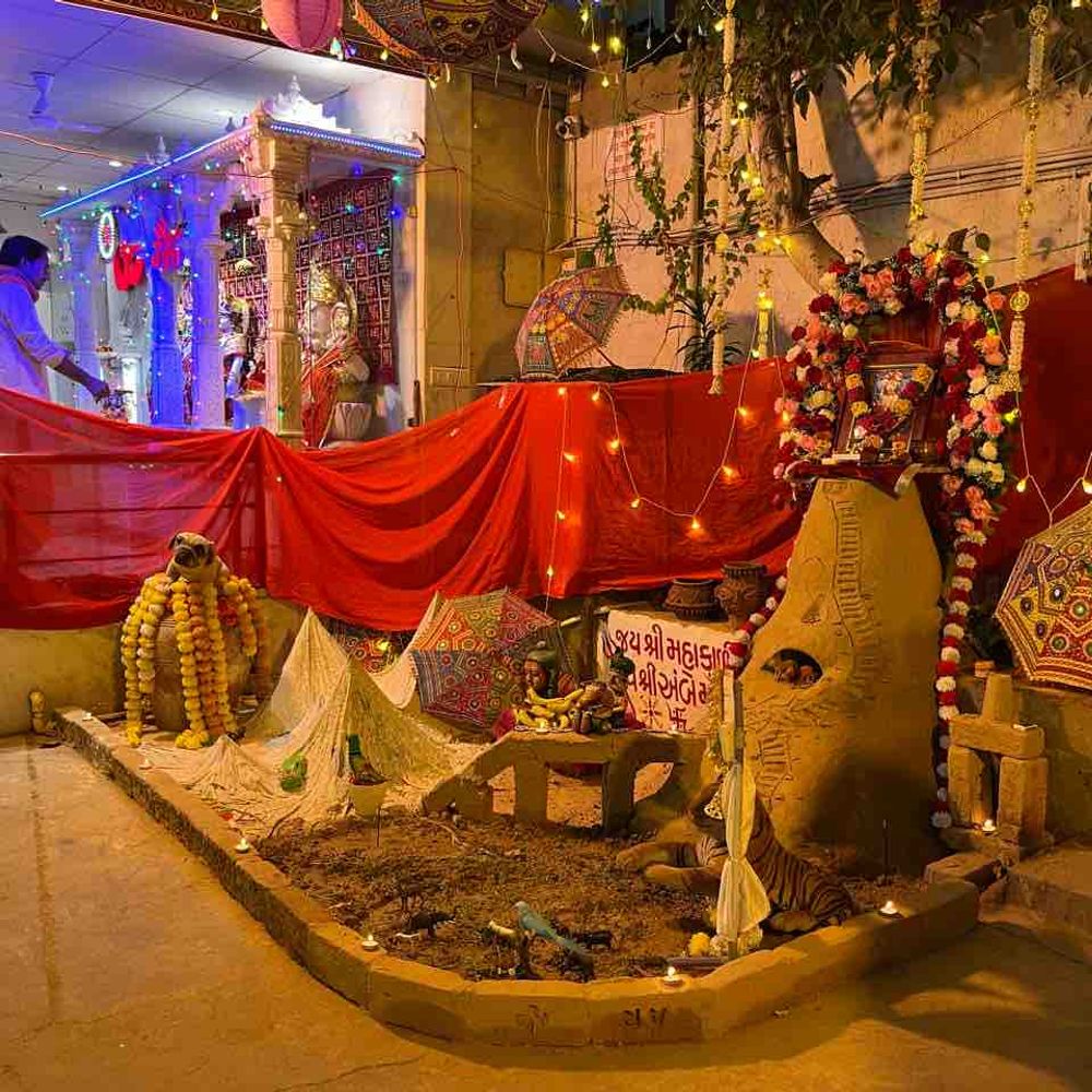 મારી સોસાયટી મારી નવરાત્રિ:ગોયલ પ્લાઝામાં નવરાત્રીના ત્રીજા નોરતાની ઉજવણી, પરિવારના સભ્યોએ રાસ-ગરબા અને સનેડાની રમઝટ બોલાવી, આરતી સાથે સમાપન કર્યું