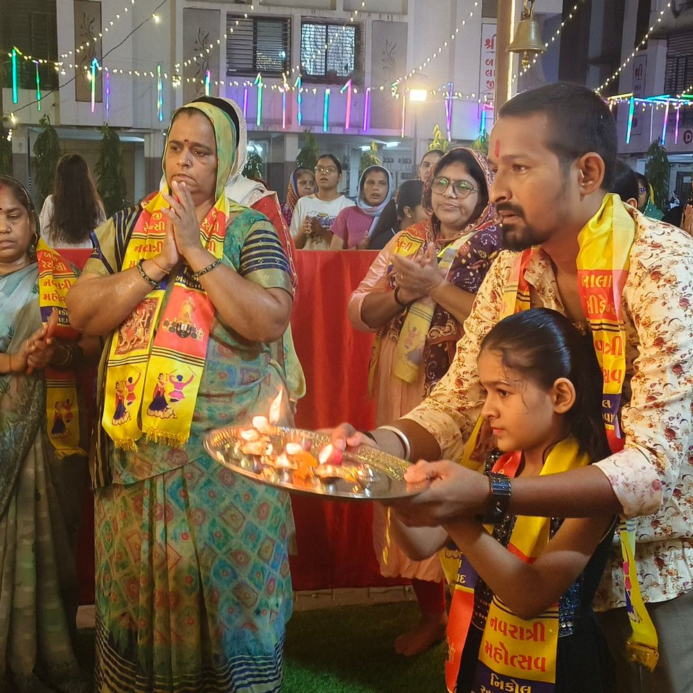 મારી સોસાયટી મારી નવરાત્રિ:બાલાજી રેસીડેન્સીમાં નવરાત્રીના ત્રીજા દિવસની આરતી, રાજુભાઈ પટેલ પરિવારે ઉતારી, ભક્તિમય માહોલમાં ગરબા યોજાયા