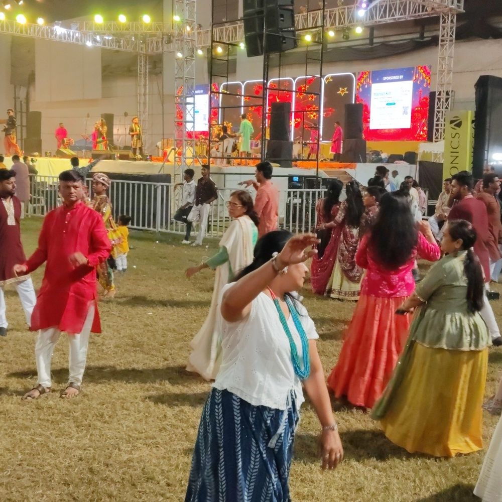 મારી સોસાયટી મારી નવરાત્રિ:જલસા ગ્રુપે નવરાત્રીની બીજી રાત્રિએ ગરબાની ઉજવણી કરી, ઢોલના તાલે રંગબેરંગી પરિધાનમાં સૌએ આનંદ માણ્યો