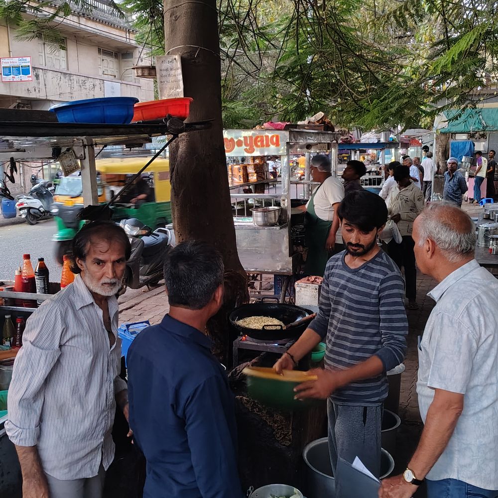 પોરબંદરમાં ખાણીપીણીના વેપારીઓ પર છાપાની પસ્તી વાપરવા બદલ દંડ