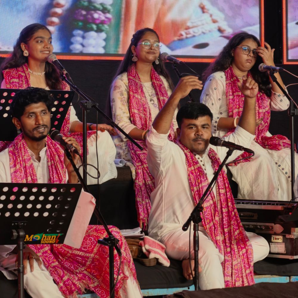 નવસારીમાં શિવાંજલી નવરાત્રીએ સ્થાનિક કલાકારોને પ્લેટફોર્મ આપ્યું:12 વર્ષની પરંપરામાં પહેલીવાર ગામડાઓમાંથી 40થી વધુ કલાકારોની શોધ કરાઈ; કલાકારોએ છ મહિનાની સખત પ્રેક્ટિસ કરી