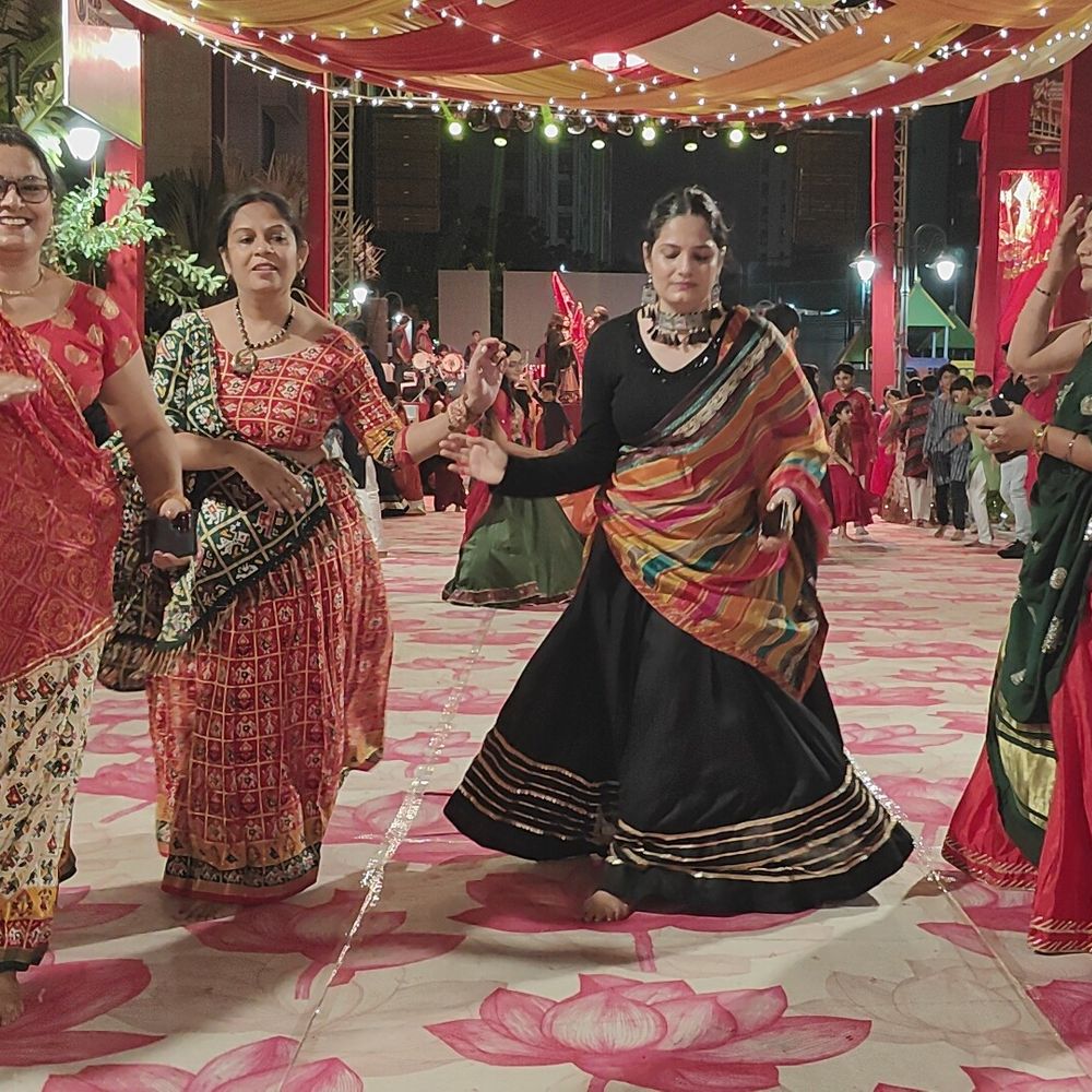 મારી સોસાયટી મારી નવરાત્રિ:કાસા વ્યોમા સોસાયટીમાં રેડ થીમ પર ગરબાનું આયોજન, વસ્ત્રાપુર, અમદાવાદમાં નવરાત્રીની ત્રીજી રાત્રે લોકોએ લાલ કપડા પહેરી આનંદ લીધો
