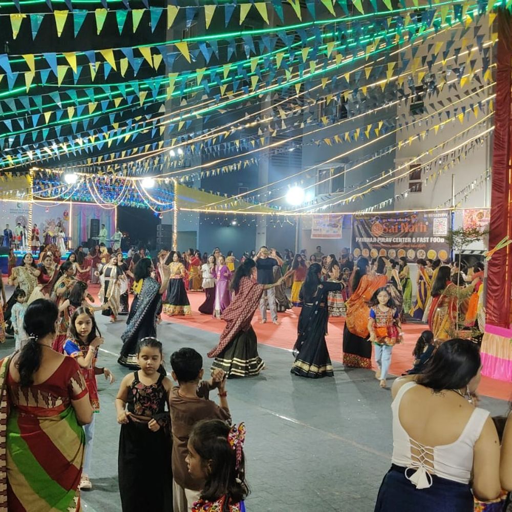 મારી સોસાયટી મારી નવરાત્રિ:નવરાત્રીના ત્રીજા દિવસે ઓર્ચાર્ડ સોસાયટીમાં ગરબા, ગોદરેજ ગાર્ડન સિટીના ખેલૈયાઓ મન મૂકીને ઝૂમ્યા