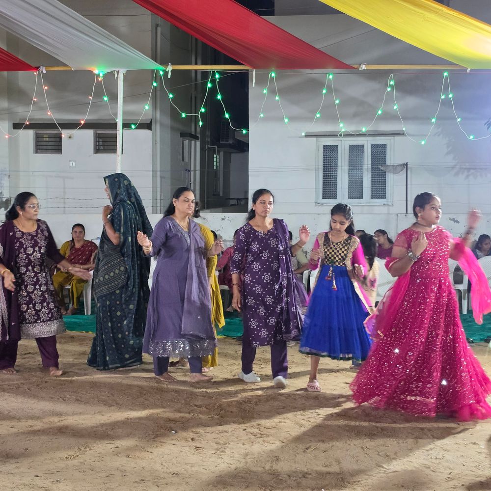 મારી સોસાયટી મારી નવરાત્રિ:પાલનપુરની આલોક સોસાયટીમાં ત્રીજા નોરતાની ઉજવણી, રહીશોએ માતાજીની આરતી કરી અને ગરબે ઘૂમી ઉત્સાહભેર ઉજવણી કરી