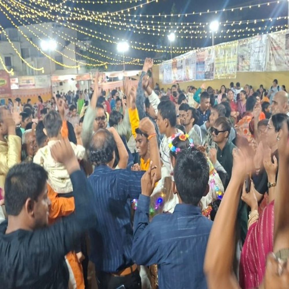મનોદિવ્યાંગો માટે સૌરાષ્ટ્રમાં બનશે 80,000 ચો.ફૂટની હોસ્ટેલ:અંકૂર શાળાના મનોદિવ્યાંગ બાળકો અને માતાઓએ ટ્રેડિશનલ વસ્ત્રોમાં ગરબાની રમઝટ બોલાવી, કલેક્ટર ડો.મનીષ બંસલે દિવ્યાંગ બાળકો સાથે મન મૂકીને ગરબે ઘૂમ્યા