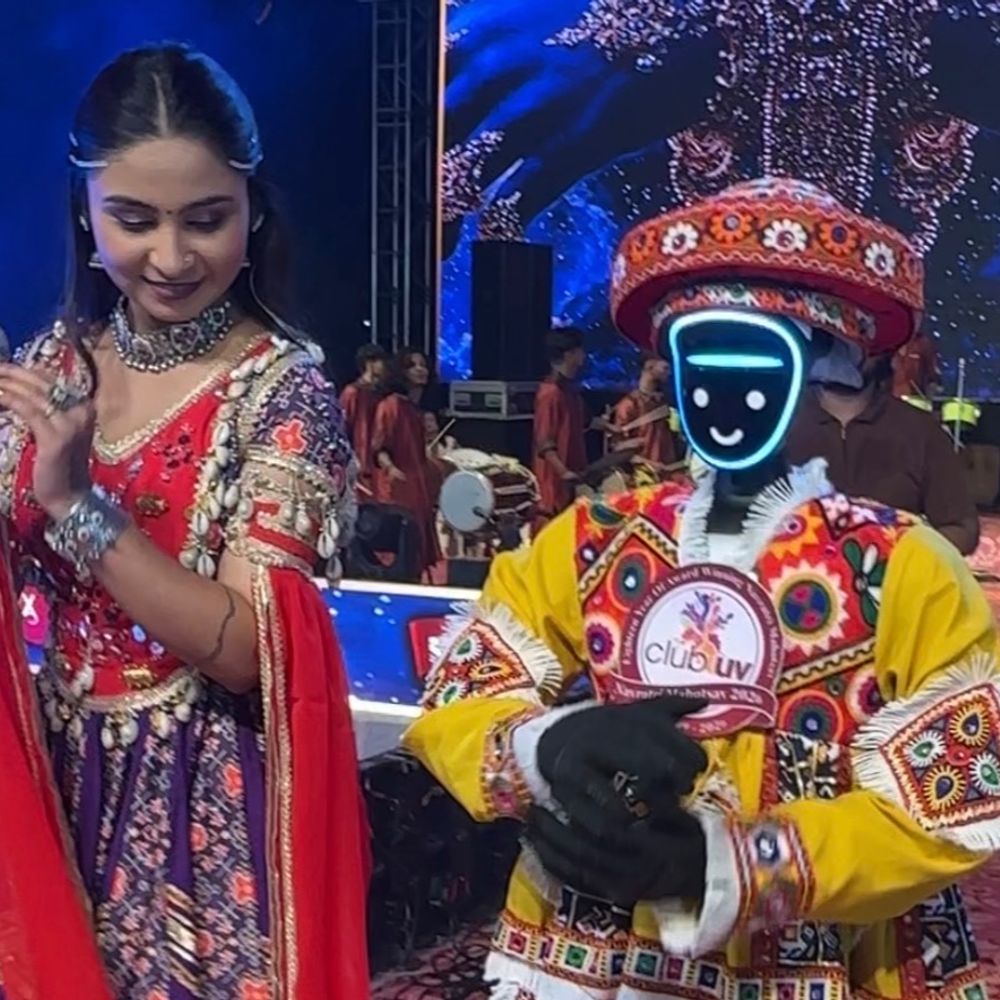 સંસ્કૃતિના સુર સાથે ટેકનોલાજીનો ટહુકો:ક્લબ યુવીના આંગણે કલચર અને ફ્યુયરનો સમનવય એક સાથે જોવા મળ્યો, સૌરાષ્ટ્રમાં પ્રથમ વાર રાજકોટમાં રોબોટ ખેલૈયાઓ સાથે ગરબે ઘૂમ્યો