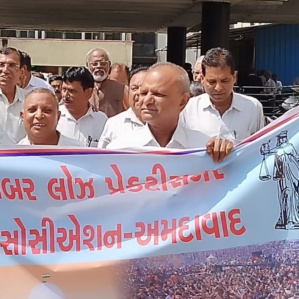નવા લેબર કોડ વિરુદ્ધ વકીલોની હડતાળ, કામથી દૂર રહ્યા:અમદાવાદના અપના બઝારમાં આવેલી કોર્ટ બંધ, ગુજરાતમાં પણ લેબર કોર્ટ બંધ રહ્યાનો દાવો