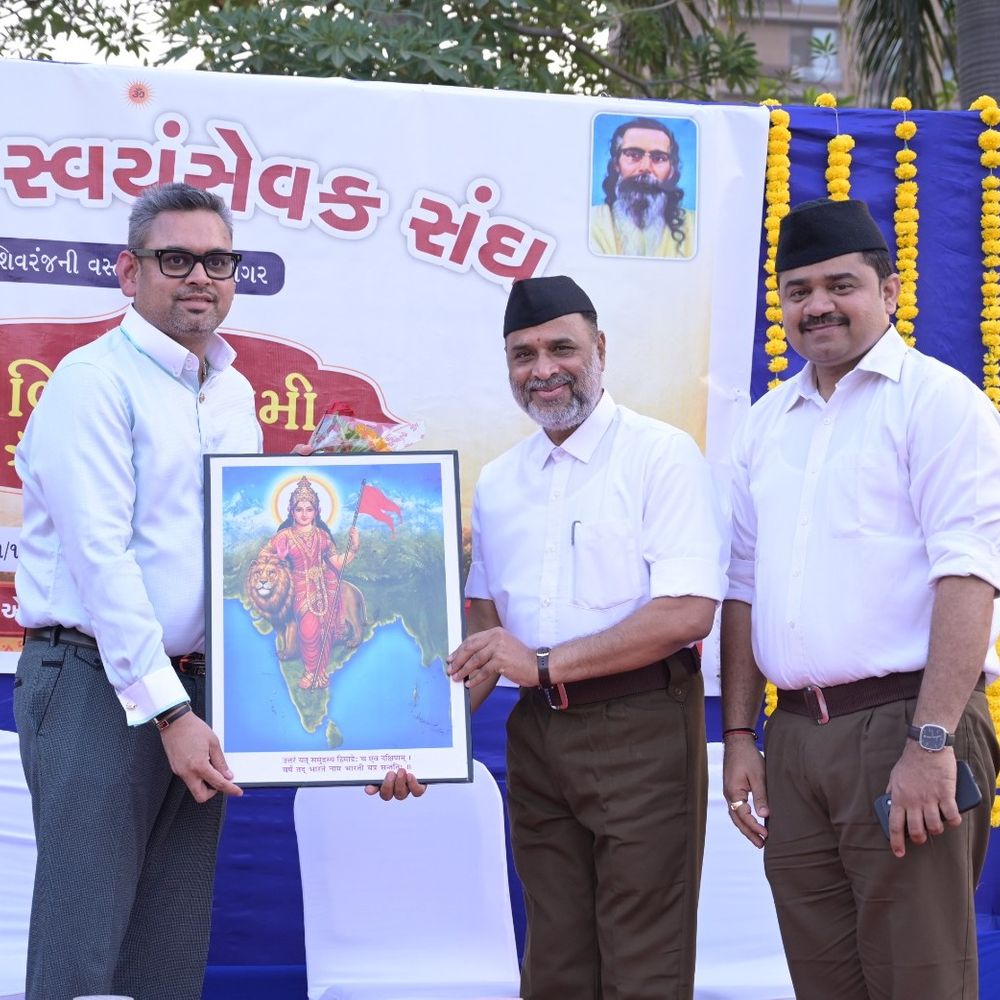 MG ફાર્મ જોધપુર ખાતે RSS દ્વારા વિજયાદશમી ઉત્સવની ઉજવણી કરાઈ:50 ગણવેશધારી સ્વયંસેવકો અને 150થી વધુ નાગરિકો શસ્ત્રપૂજનમાં જોડાયા