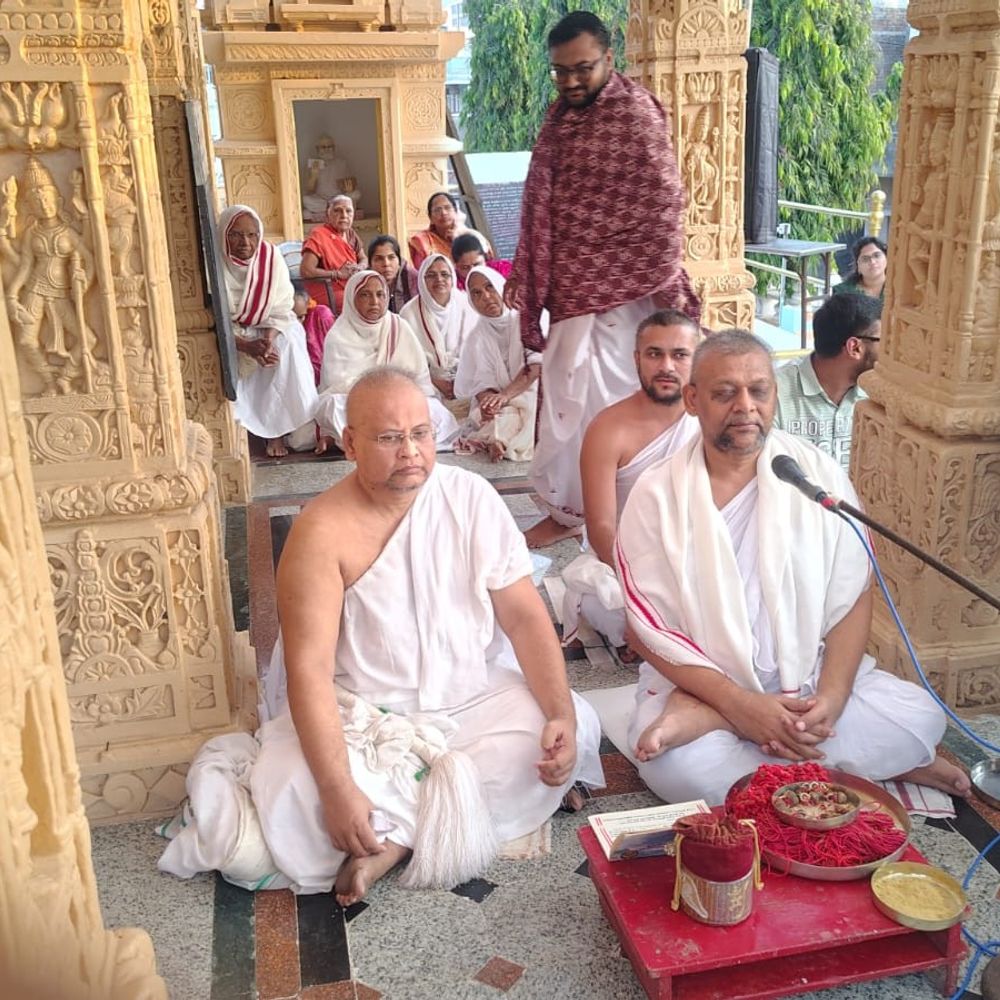 બોટાદના ગિરિરાજ જૈન દેરાસરમાં માણીભદ્ર વીર અનુષ્ઠાન થયું:લબ્ધિપ્રભવિજયજી મહારાજની નિશ્રામાં નવકારશી સાથે શ્રાવક-શ્રાવિકાઓ મોટી સંખ્યામાં જોડાયા