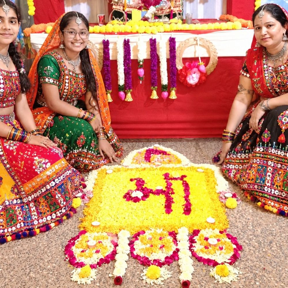 મારી સોસાયટી મારી નવરાત્રિ:સહજ સેપિયન્સ સોસાયટીમાં નવરાત્રિના ચોથા દિવસે ગરબાની રમઝટ, ફૂલોની રંગોળી, આરતી, દાંડિયા રાસ સાથે રાયપુરના ભજીયાનો સ્વાદ માણ્યો.