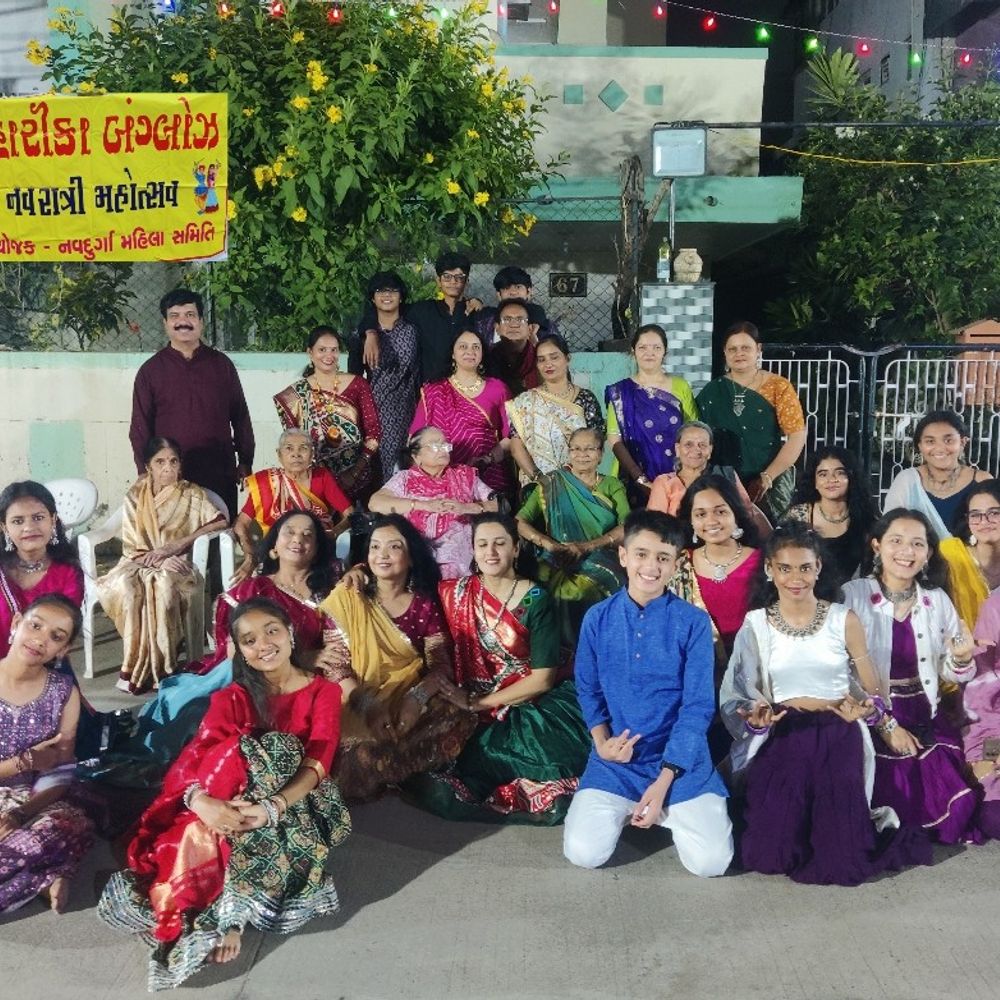 મારી સોસાયટી મારી નવરાત્રિ:નિહારિકા બંગલોઝમાં નવરાત્રીના ચોથા નોરતે ગરબાની રમઝટ, રહેવાસીઓએ ભક્તિ અને ઉત્સાહ સાથે ઉજવણી કરી, નાસ્તાનો આનંદ માણ્યો