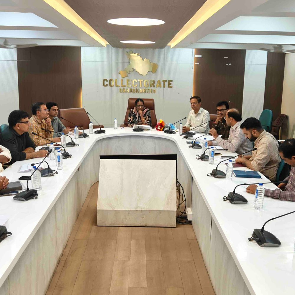 બનાસકાંઠામાં પ્રભારી સચિવ ડી. કે. પ્રવીણાએ સરકારી યોજનાઓની સમીક્ષા કરી:લક્ષ્યાંકો પૂરા કરવા અને લાભાર્થીઓ સુધી લાભ પહોંચાડવા અધિકારીઓને માર્ગદર્શન આપ્યું