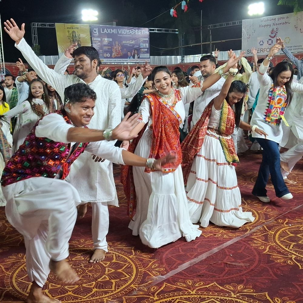વલસાડમાં ગોકુળ ગ્રુપના ગરબામાં સફેદ ડ્રેસ કોડે જમાવી રંગત:ખેલૈયાઓ મન મૂકીને ઝૂમ્યા, નવા સ્ટેપ્સથી નિર્ણાયકો પણ મૂંઝાયા