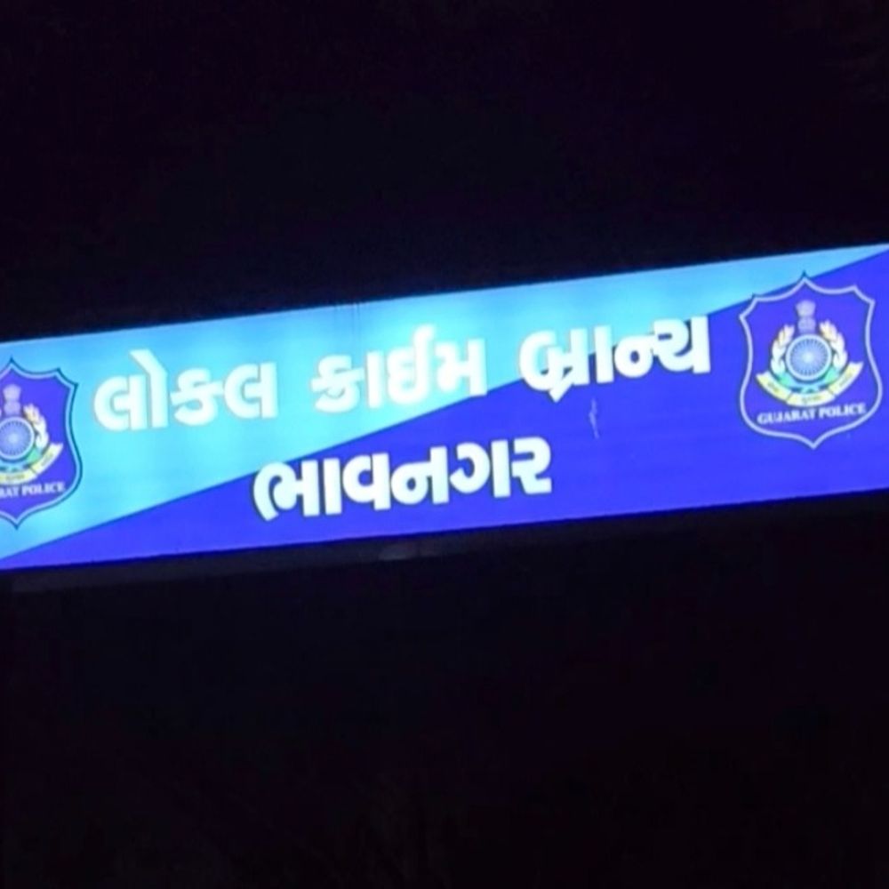 ભાવનગર ક્રાઇમ બ્રાન્ચે દારૂની 422 બોટલ જપ્ત કરી:ઘોઘારોડ લાખાજીનગરમાં મકાનમાં દરોડો પાડ્યો; ₹72,066 મુદ્દામાલ કબજે કર્યો;ફરાર આરોપી સામે પ્રોહિબિશનનો ગુનો