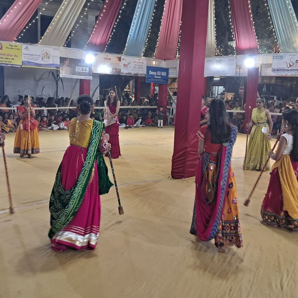 પ્રાચીન-અર્વાચીનનો અનોખો સમન્વય:રાજકોટની સિલ્વર ગોલ્ડ રેસિડેન્સીમાં બાળાઓને સોનું અને બાળકોને ચાંદીની ભેંટ, ચોથા નોરતે શ્રીનાથજીની ઝાખી નિહાળી મેયર અને સ્ટે. ચેરમેન મંત્રમુગ્ધ થયા
