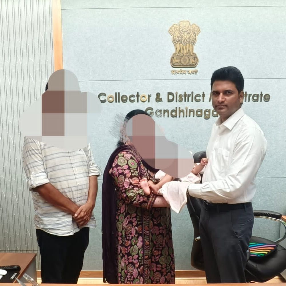 4 વર્ષની લાંબી પ્રતીક્ષાનો અંત:ગાંધીનગરના શિશુગૃહમાંથી વડોદરાના દંપતીના આંગણે ખીલ્યું સ્નેહનું નવપલ્લવ