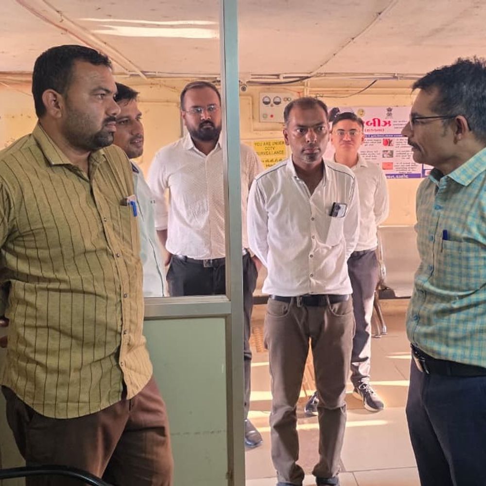 દાહોદ CDHO ઉદય ટીલાવતે બાંડીબાર PHCની ઓચિંતી મુલાકાત લીધી:લીમખેડાના પાણીયા ગામે મમતા સેશન તપાસ્યું, રસીકરણની સમીક્ષા કરી; ગુણવત્તાસભર સેવા પહોંચાડવા તાકીદ