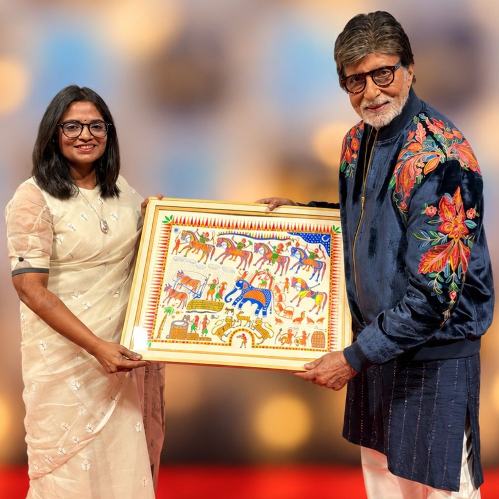 અમિતાભ બચ્ચનને છોટાઉદેપુરની પીઠોરા પેઇન્ટિંગ ભેટ મળી:કલેક્ટર ગાર્ગી જૈને KBC સ્ટુડિયોમાં આપ્યું ચિત્ર, પીઠોરા કલાને ગણાવી ‘Divine Colors of Chhotaudepur’