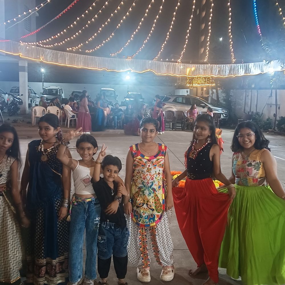 મારી સોસાયટી મારી નવરાત્રિ:પાલની વીર એક્ઝોટિકામાં ચોથે નોરતે શનેડોની ધૂમ, ખેલૈયાઓએ ગરબા, દોઢિયા અને ટીમલી રમી, નાસ્તામાં ચાઈનીઝ ભેલ હતી