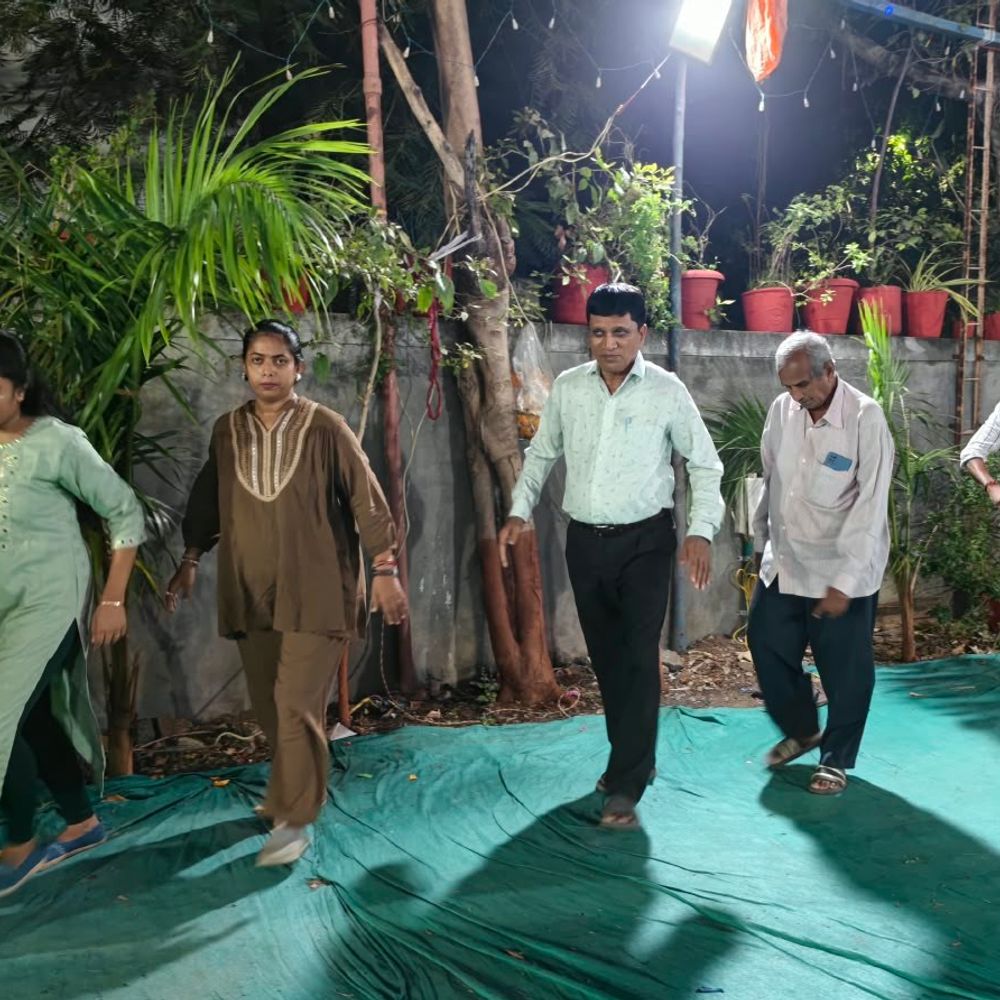 મારી સોસાયટી મારી નવરાત્રિ:અમરોલીની વિજયદીપ સોસાયટીમાં વડીલોએ ગરબાની રમઝટ બોલાવી, નવરાત્રિના ચોથા નોરતે ભક્તિમય વાતાવરણમાં ઉત્સાહભેર ભાગ લીધો